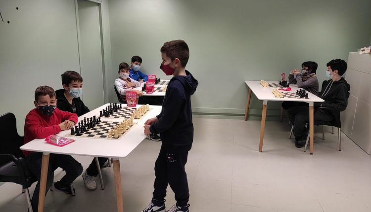 Xavier Mompel, el número 1 del rànquing estatal sub 11 i conegut per fer taules amb Karpov, visita l’ADEJO i fa una simultània amb els alumnes del campus 