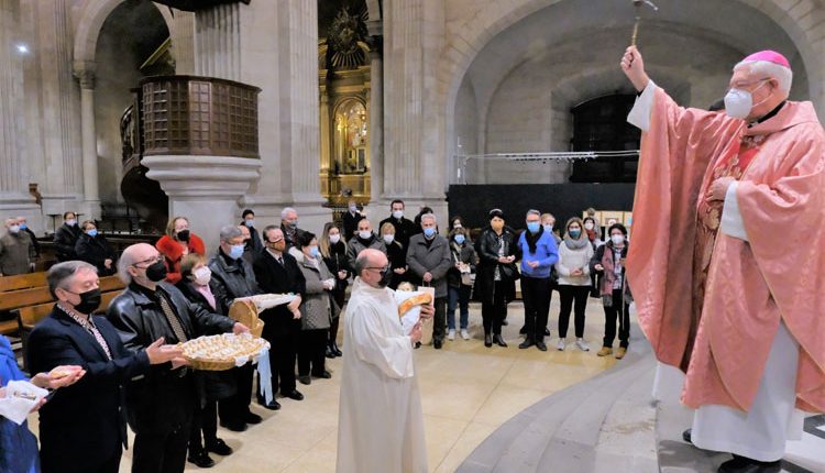 EL BISBE EMÈRIT DE LLEIDA JOAN PIRIS BENEIX UNS 200 “JESUSETS” A LA CATEDRAL