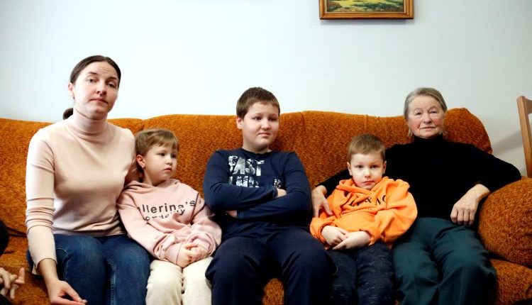 Una dona ucraïnesa i els tres fills arriben a Guissona després de dos dies fugint de la guerra en autobús i avió