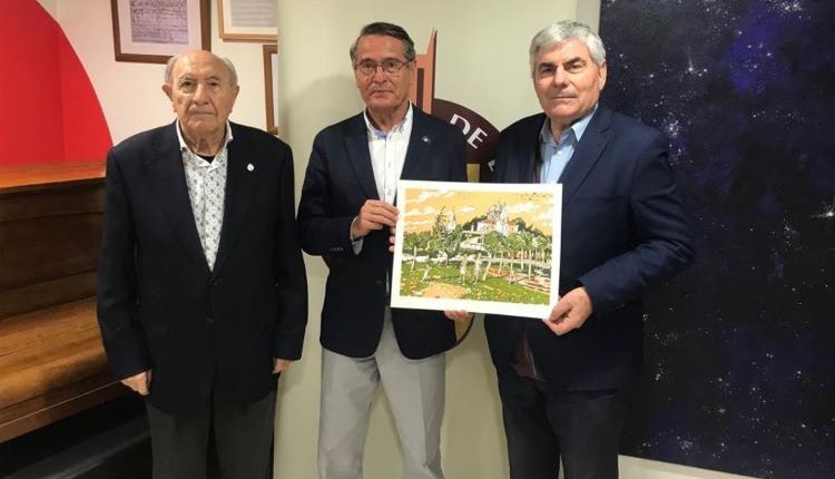 FOTO NOTÍCIA. Lliurament d'una serigrafia commemorativa del centenari del Club Tennis Lleida al Sr. José Ángel Comes, President del ARMATS DE LLEIDA.