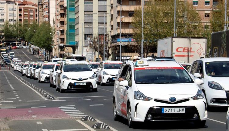 Consternació entre els taxistes per la mort apunyalat d'un company a Lleida: "És molt dur i costa tornar a treballar"