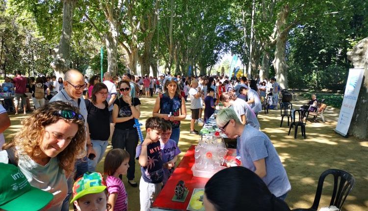 ‘Ciència al Carrer’ omple d’experiments científics els Camps Elisis