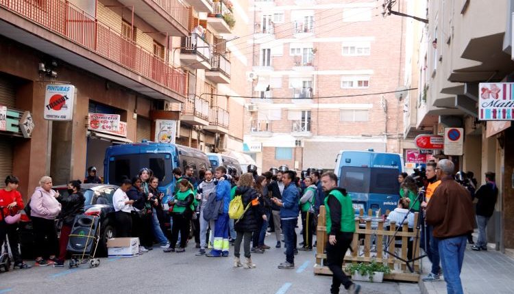 Tensió i cops de porra en un desnonament d'una família de sis membres, amb un menor i una embarassada a Lleida