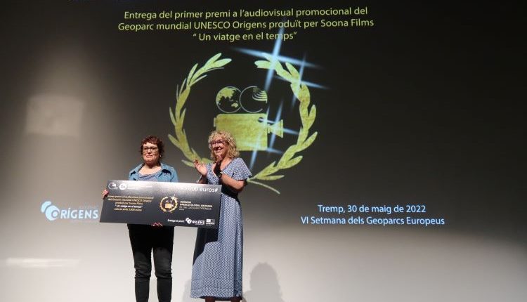El Geoparc Orígens lliura a Soona Films el primer premi per al vídeo promocional “Un viatge en el temps” 