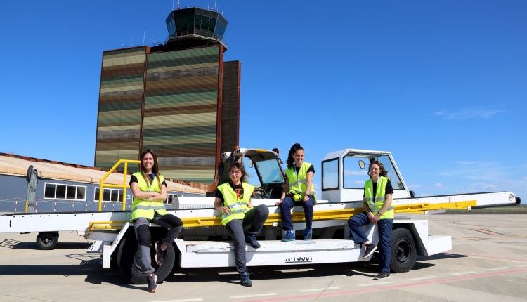 Més de la meitat de les operàries de rampa a l'aeroport d'Alguaire són dones, una rara avis en un sector masculinitzat
