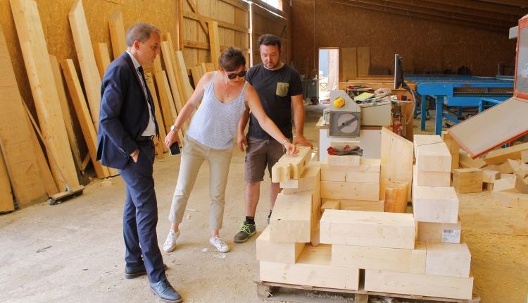 El subdelegat del Govern a Lleida, José Crespín  visita  les instal·lacions de Fustes Borniquel,