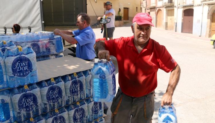 Bovera reparteix aigua embotellada entre els veïns davant la prohibició de consumir aigua de boca a 25 municipis