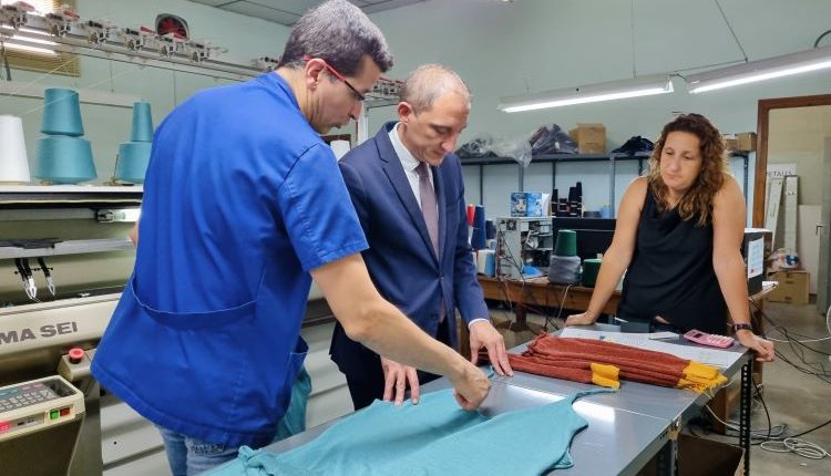 El subdelegat del Govern a Lleida, s’ha desplaçat a Les Garrigues on ha visitat dues cooperatives, una del sector agrari i l’altre del sector tèxtil.