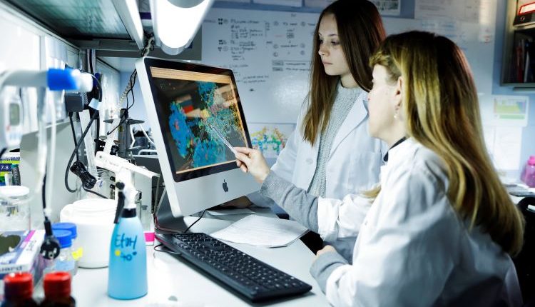 Les dones que cursen carreres STEM tenen un rendiment acadèmic millor que els homes 