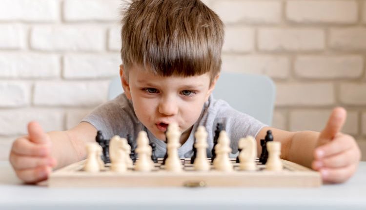 Con el ajedrez los niños pueden mejorar varias habilidades.