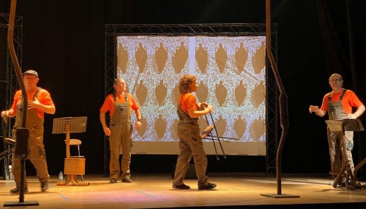 LES BORGES BLANQUES.  Representació de l'obra "Mèstreno sota la dutxa"