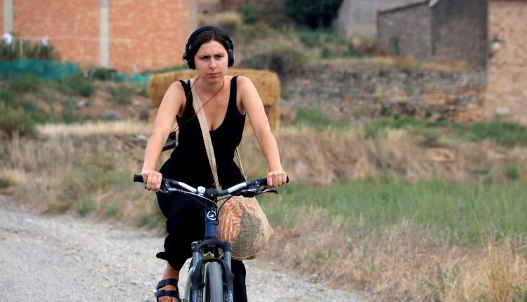 El públic de FiraTàrrega interactua amb el paisatge de l'Urgell a través d'un recorregut en bicicleta