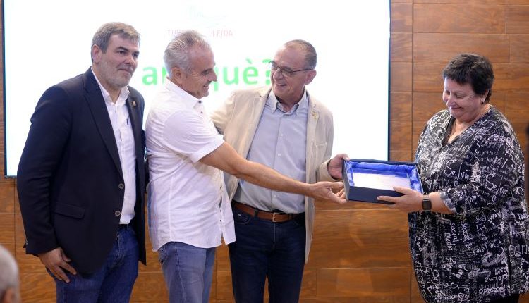 L’Horta de Lleida ha estat la protagonista aquest dissabte a la Fira de Sant Miquel. L’estand de la Paeria ha acollit diverses activitats vinculades a l’Horta per posar en valor aquest espai, per allò que és, representa i aporta a la ciutat. El paer en cap, Miquel Pueyo, ha posat l’accent en el treball que es fa per impulsar la seva activitat, així com per regular-la i preservar-la. En aquest sentit, ha reconegut el paper de la Comissió de l’Horta de la Federació d’Associacions de Veïns/es de Lleida, que el març del 2023 farà 30 anys. Pueyo ha agraït la constància i la implicació en aquest organisme, que ha ajudat a avançar i a adaptar-se a les seves noves realitats i necessitats. Pueyo, acompanyat del regidor d’aquesta àrea, David Melé, ha lliurat una placa de reconeixement a la Comissió amb motiu de les tres dècades que se celebraran l’any que ve, que han recollit el seu president, Francesc Montardit, i Dolors Comes. La recepció a les entitats i veïns/es de l’Horta, a primera hora, ha anat a càrrec del tinent d’alcalde Toni Postius i del regidor Melé. Postius ha incidit en la importància de preservar l’activitat agroalimentària i determinats usos preferents per donar continuïtat a l’Horta i a la gent que hi viu i treballa. Ha assenyalat l’Ordenança que s’ha treballat per regular la convivència entre les persones que hi resideixen, les que hi treballen i les que en gaudeixen, amb normes que tenen en compte les característiques i el desenvolupament de la zona. Igualment, Melé ha reivindicat la marca Horta, associant-la a uns valors intrínsecs i a la pertinença al territori i que la voluntat és “fer gran l’Horta” entre tots i totes. Li ha seguit una xerrada sobre les càmeres que s’han instal·lat en diversos punts de l’Horta, remarcant que és un projecte de present i futur. Després s’han exposat les 20 rutes turístiques presentades aquest estiu, que permeten conèixer aquest espai natural d’una manera diferent. Al migdia, s’ha fet un vermut gurmet, elaborat amb productes de l’Horta, per promocionar la gastronomia lleidatana. I, a la tarda, es farà precisament una presentació de productes de l’Horta, amb els seus productors.