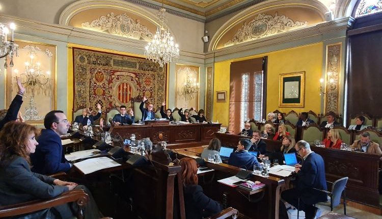 El govern de l'Ajuntament de Lleida tira endavant el pressupost per al 2023 amb les abstencions del PSC i el Comú