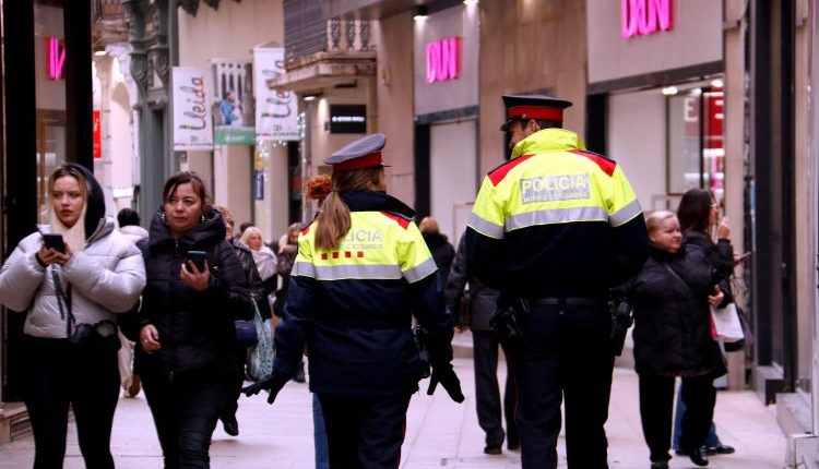 La policia reforça la seva presència a l'Eix Comercial de Lleida durant al campanya de Nadal per evitar furts