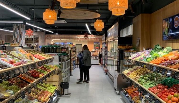 Plusfresc inaugura el renovat supermercat del carrer Prat de la Riba