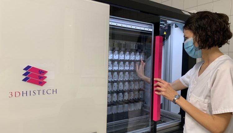 L'Hospital Arnau de Vilanova de Lleida substitueix el microscopi per la tecnologia digital per analitzar biòpsies
