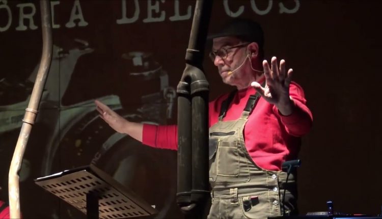 M'ESTRENO SOTA LA DUTXA. Experiència poètica i visual escenificada per CASSIGALLS. (Vídeo)