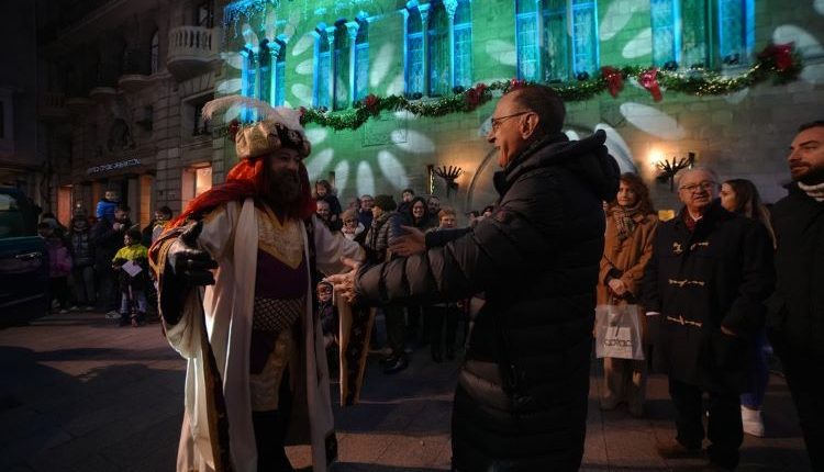 El Gran Camarlenc finalitza el seu periple a la plaça Paeria