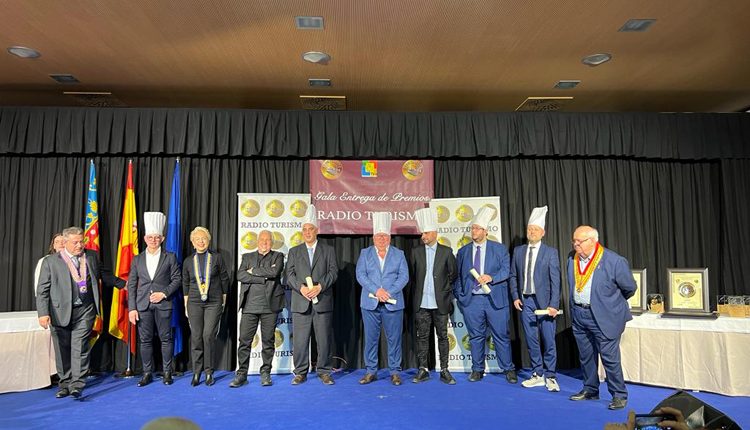 MATEU BLANCH REP EL PREMI NACIONAL DE GASTRONOMIA GORRO BLANCO