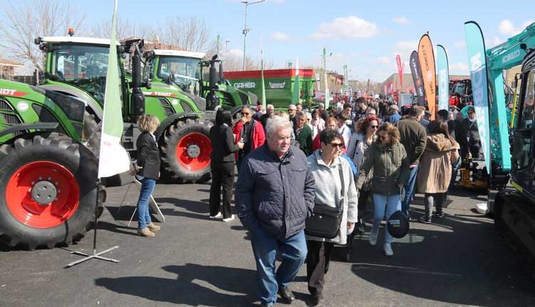 Milers de persones omplen els carrers de Mollerussa en el darrer dia de la 150a Fira de Sant Josep