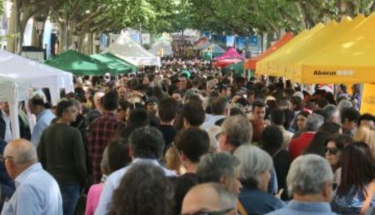 Lleida respon de manera massiva a la crida per celebrar la diada de Sant Jordi a la ciutat