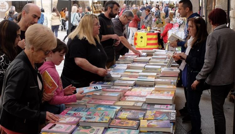 Tàrrega dona el tret de sortida al Mercat de Llibres i Roses amb bona afluència de públic