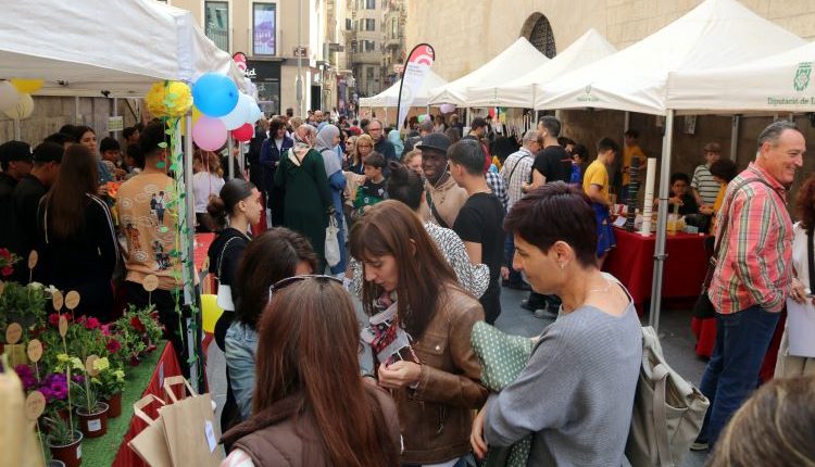 Uns 250 alumnes venen productes solidaris i fets a mà al Mercat del projecte Petits Empresaris de Ponent de Lleida