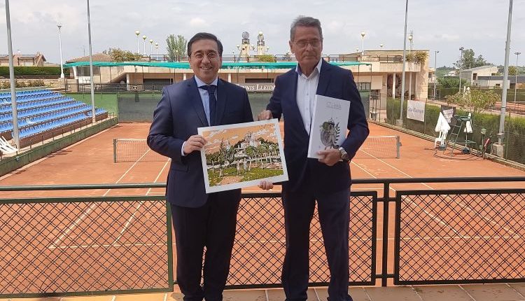 El ministre d'Afers Estrangers, José Manuel Albarés Bueno, visita el Club Tennis Lleida.