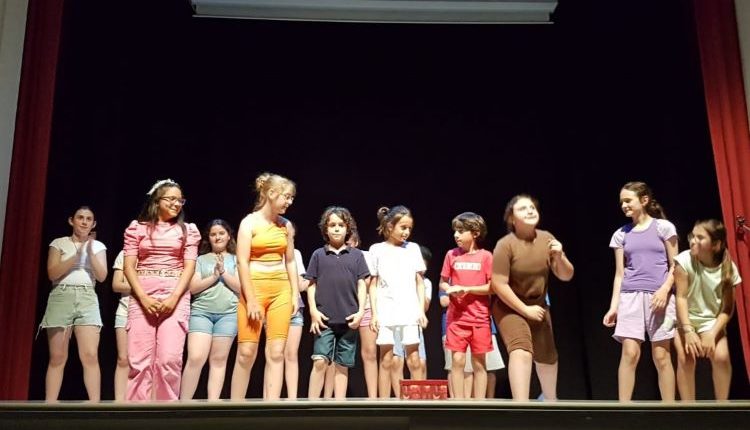 Acte de cloenda de l'activitat extraescolar de Teatre i Dansa del Col·legi Sant Jaume-Les Heures a l'Acadèmia Mariana.