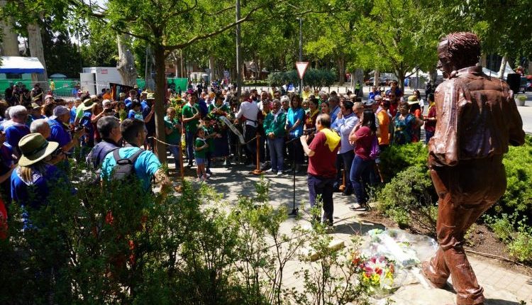 Homenatge als collistes difunts amb l’ofrena floral a l’estàtua de Manolo Calpe