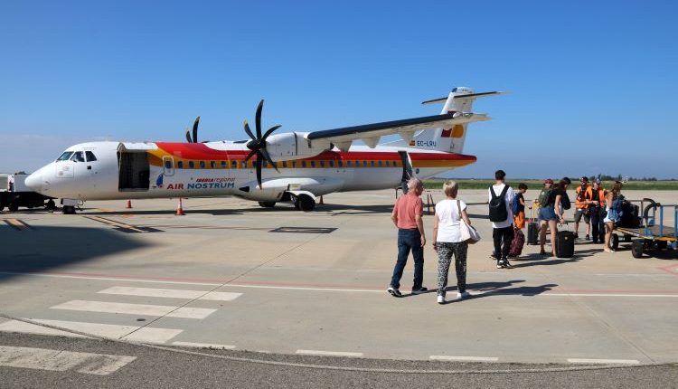 Alguaire estrena els vols d'estiu a Menorca i Eivissa