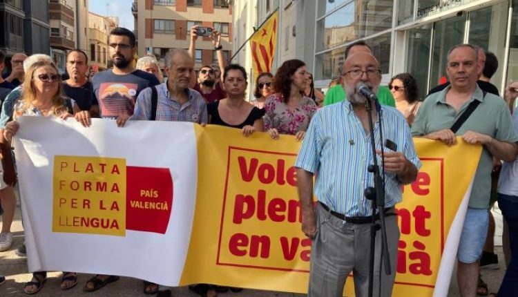 Un miler de persones protesten a Borriana contra la censura de revistes en valencià