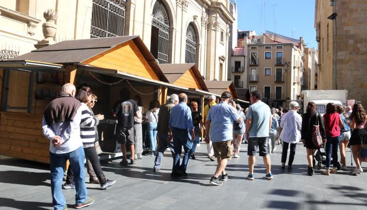 La literatura en català omple la plaça de la Catedral de Lleida i l'IEI per tancar el primer Sant Miquel de les Lletres