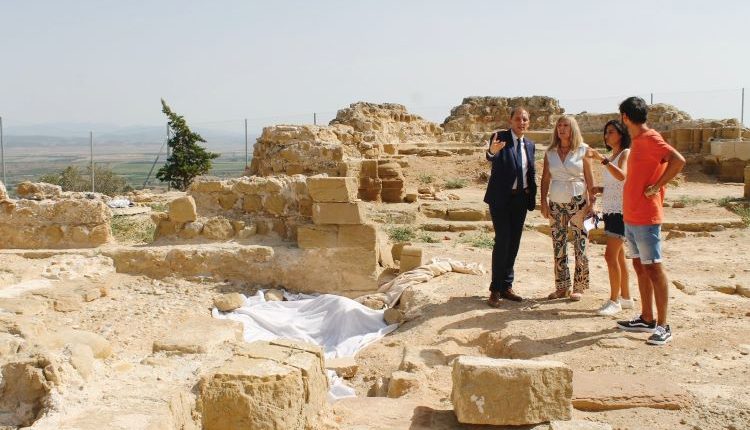 ALGUAIRE. El subdelegat del Govern a Lleida, José Crespín visita el monestir femení sanjoanista amb l'alcaldessa i regidors del municipi