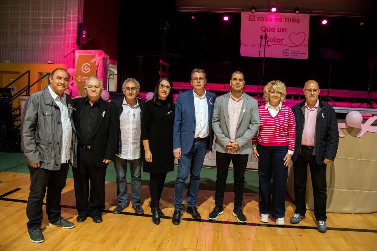 LINYOLA. “El color rosa simbolitza la resistència femenina davant el càncer i és també símbol de solidaritat”, assegura Joan Talarn