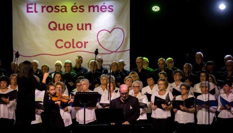 LINYOLA. “El color rosa simbolitza la resistència femenina davant el càncer i és també símbol de solidaritat”, assegura Joan Talarn