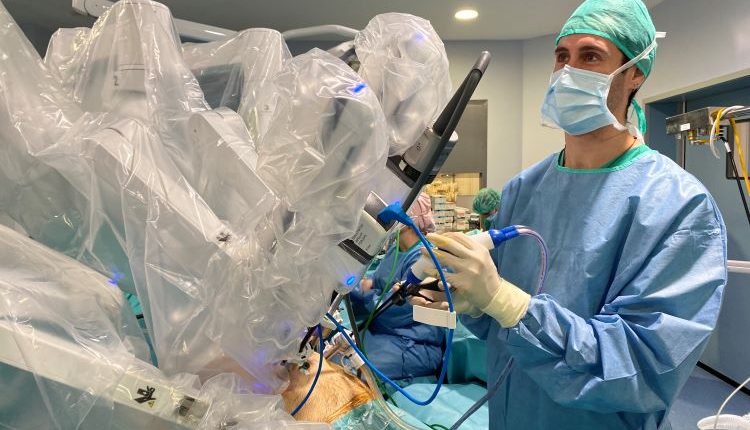 L'Hospital Arnau de Vilanova practica 50 cistectomies robòtiques en dos anys per tractar el càncer de bufeta