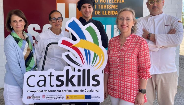 Fotografia (©Missatges). El representant lleidatà David Ruiz Retamero, la seva tutora Mercè Tomás, Miquel Mena, Divina Salvador i la directora del centre lleidatà que acollirà la competició Neus Brenuy.