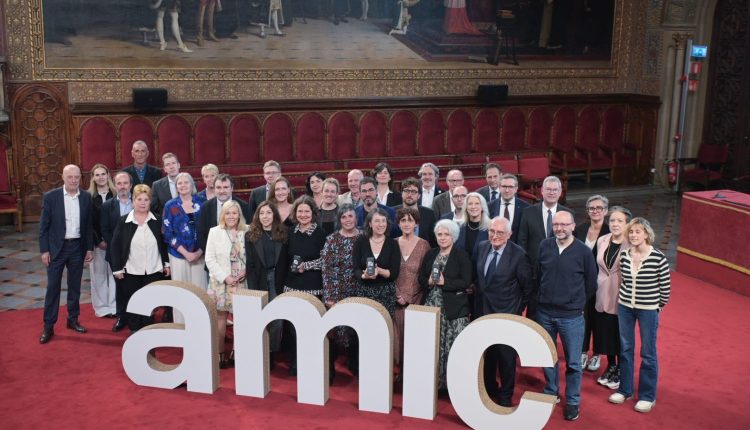 Imatge grupal dels guanyadors i el jurat de la 2a edició del Premi Internacional AMIC Mitjans de Proximitat